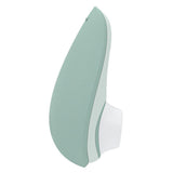 Womanizer Liberty 2 i myk mintgrønn, elegant og kompakt sugevibrator med hvite detaljer.