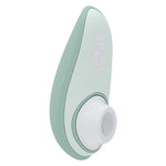 Womanizer Liberty 2 i myk mintgrønn, kompakt sugevibrator med hvit silikondyse og kontrollknapper.