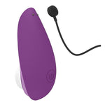 Womanizer Liberty 2 i lilla, kompakt sugevibrator med magnetdeksel og ladekabel.