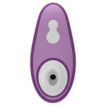 Womanizer Liberty 2 i lilla, kompakt sugevibrator med hvite kontrollknapper og stimuleringshode.