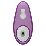 Womanizer Liberty 2 i lilla, kompakt sugevibrator med hvite kontrollknapper og stimuleringshode.