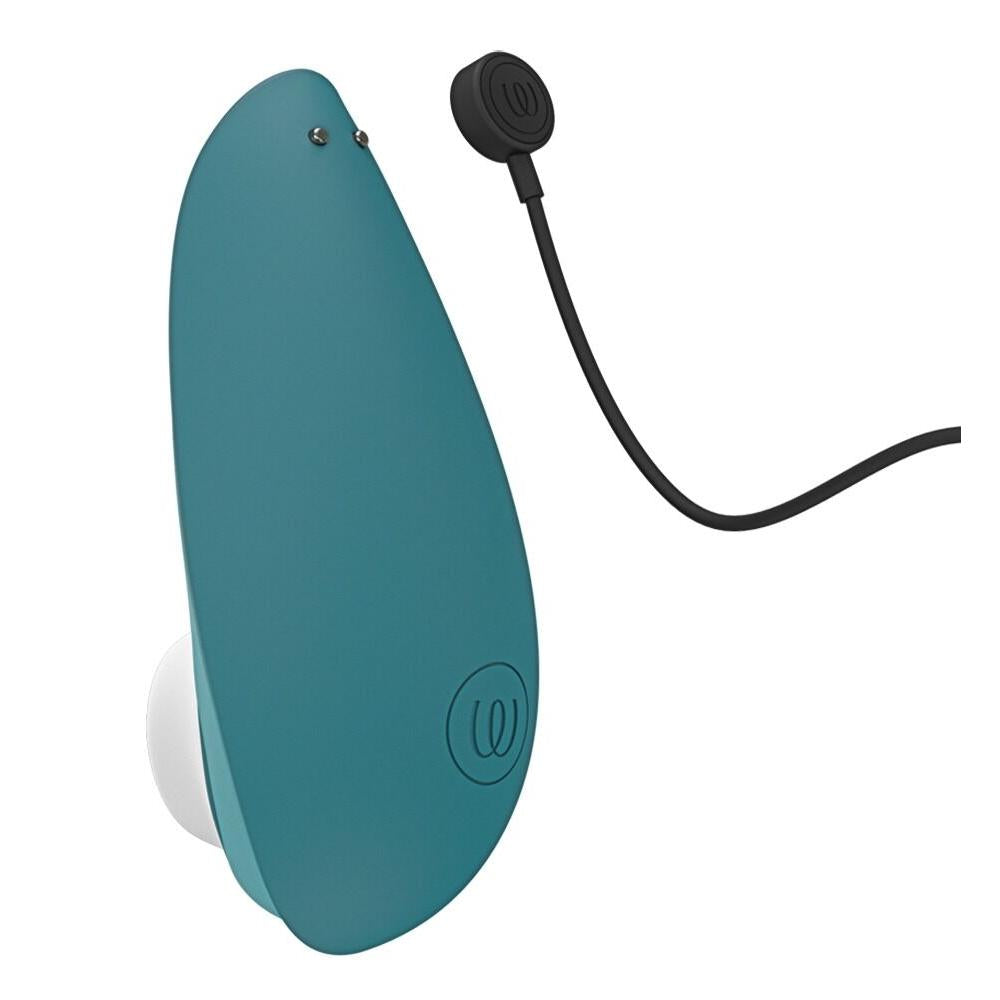 Womanizer Liberty 2 i mørkegrønn med magnetdeksel og ladekabel.