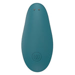 Womanizer Liberty 2 i mørkegrønn, en kompakt sugevibrator med glatt silikonoverflate og magnetdeksel.