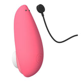 Womanizer Liberty 2 i korallrosa med magnetisk ladekontakt, elegant og reisevennlig design.