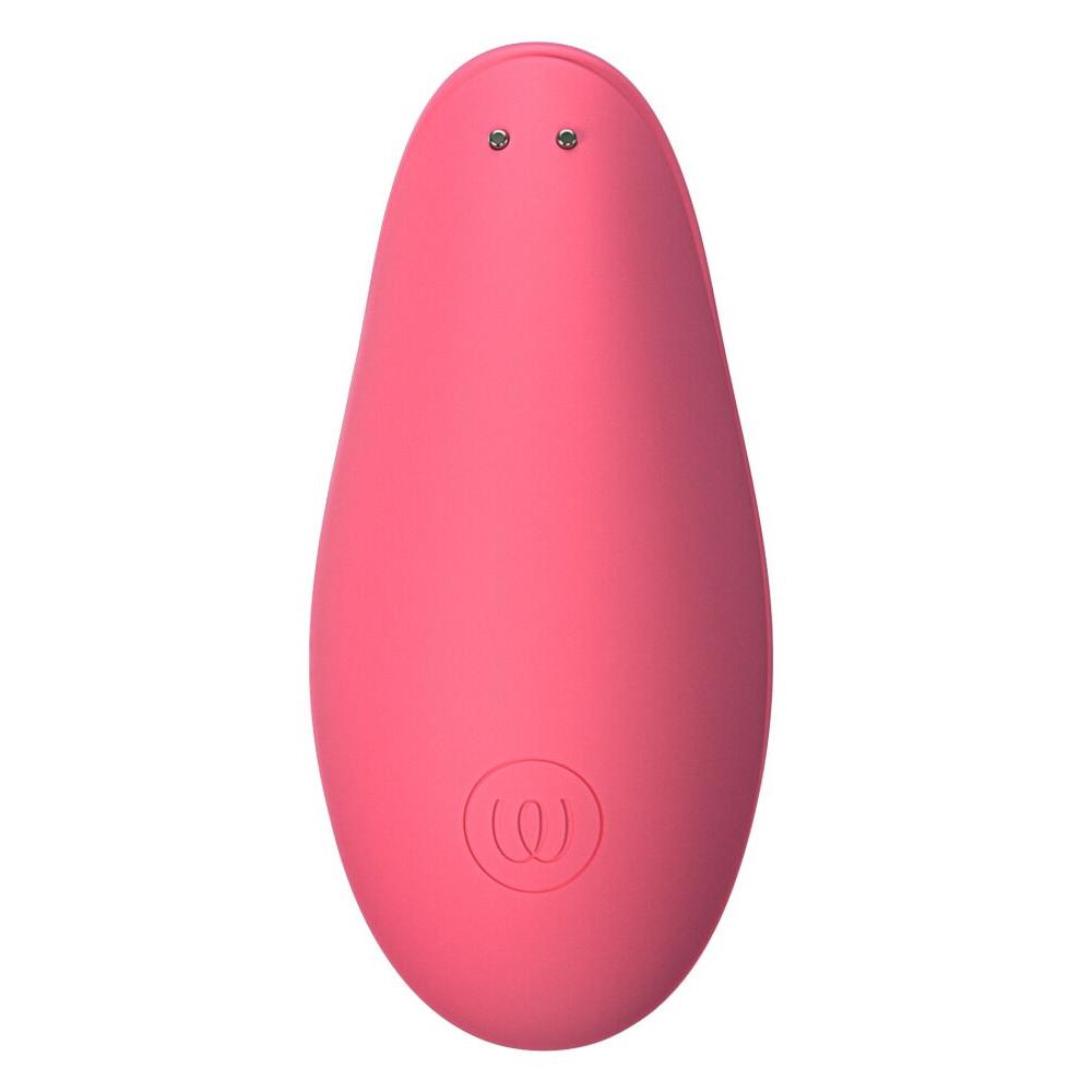 Womanizer Liberty 2 i korallrosa, en kompakt sugevibrator med magnetdeksel og glatt overflate.