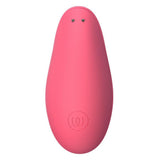 Womanizer Liberty 2 i korallrosa, en kompakt sugevibrator med magnetdeksel og glatt overflate.