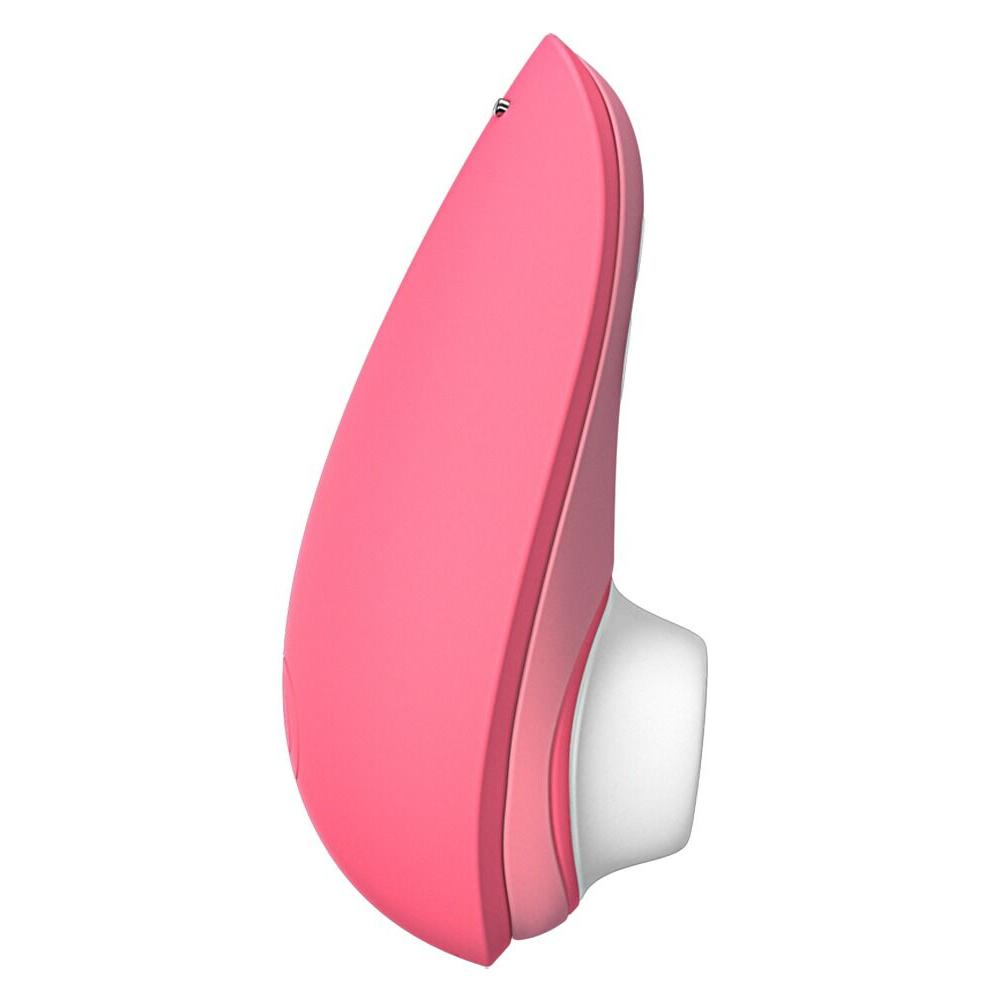 Womanizer Liberty 2 i korallrosa med hvitt magnetdeksel, sett fra siden.