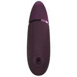 Womanizer NEXT sugevibrator i elegant lilla med Soft Touch-overflate og metallisk ring.