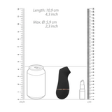 Sort, ergonomisk Kissable sugevibrator i silikon, 10,9 cm lang, ved siden av en brusboks og leppestift for størrelse.