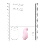 Lys rosa Kissable sugevibrator i silikon, 10,9 cm lang, med gullfarget detalj, vist med størrelsesreferanser.