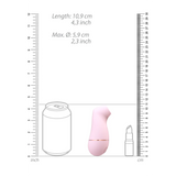 Lys rosa Kissable sugevibrator i silikon, 10,9 cm lang, med gullfarget detalj, vist med størrelsesreferanser.