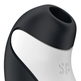 Satisfyer Orca svart og hvit lufttrykkstimulator med vibrasjon, myk silikon.