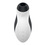 Satisfyer Orca svart og hvit lufttrykkstimulator med vibrasjon, glatt silikonoverflate.
