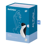 Satisfyer Orca lufttrykkstimulator i svart og hvitt, med blå emballasje og Pleasure Air-teknologi.