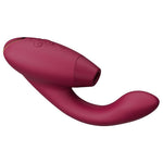 Womanizer DUO 2 dyp rød klitoris- og G-punktstimulator med buet design og gullkant.
