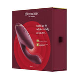 Womanizer Duo 2 dyp rød klitoris- og G-punktstimulator i elegant emballasje.