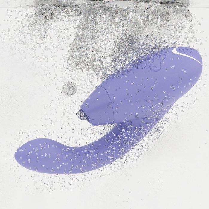 Womanizer DUO 2 lilla rabbitvibrator i vann med bobler, viser Pleasure Air™-teknologi og G-punktarm.