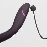 Burgunderrød Womanizer OG G-punktvibrator med Pleasure Air-teknologi og magnetisk ladekabel.