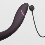 Burgunderrød Womanizer OG G-punktvibrator med Pleasure Air-teknologi og magnetisk ladekabel.