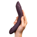 Womanizer OG G-punktvibrator i burgunderrød silikon, holdt i en hånd.