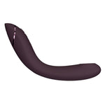 Womanizer OG G-punktvibrator i burgunderrød silikon med fleksibel stav og metalliske detaljer.