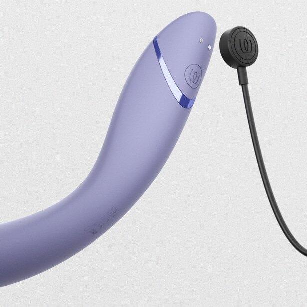 Womanizer OG lilla G-punktvibrator med Pleasure Air-teknologi og magnetisk ladekabel.