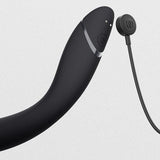 Womanizer OG sort G-punktvibrator med Pleasure Air-teknologi og magnetisk ladekabel.