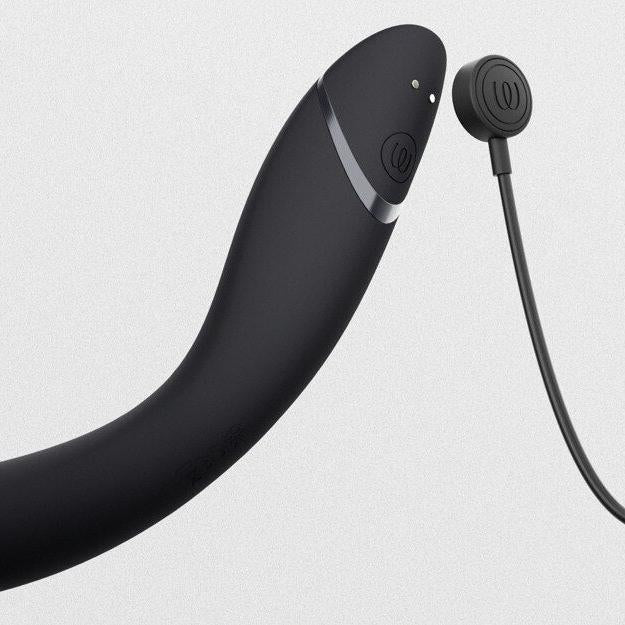 Womanizer OG sort G-punktvibrator med Pleasure Air-teknologi og magnetisk ladekabel.