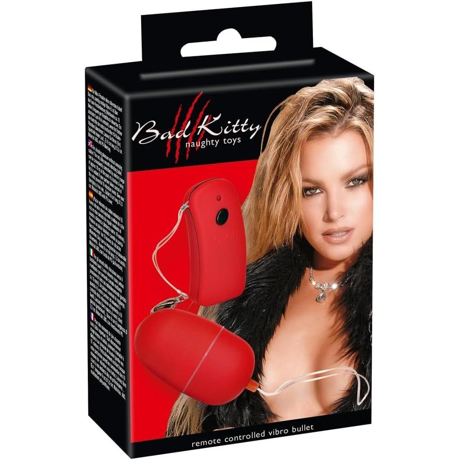 Bad Kitty Vibro Bullet Rød: rød vibrerende egg og fjernkontroll i emballasje med modellbilde.