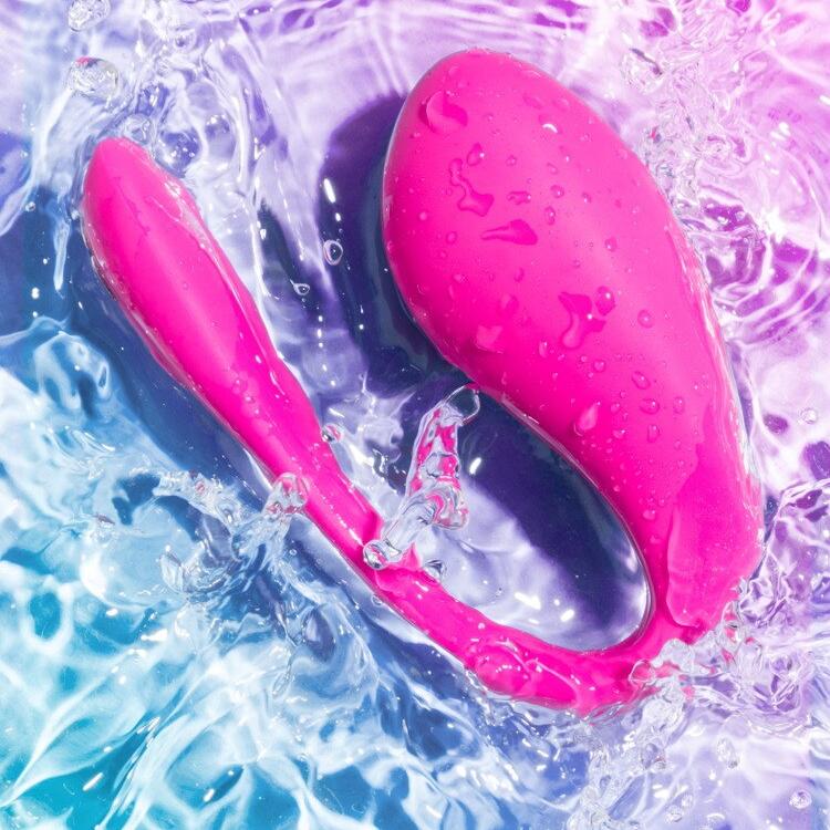 Jive 2 fra We-Vibe: Rosa, silkemykt vibro-egg i vann med app- og fjernkontrollstyring.
