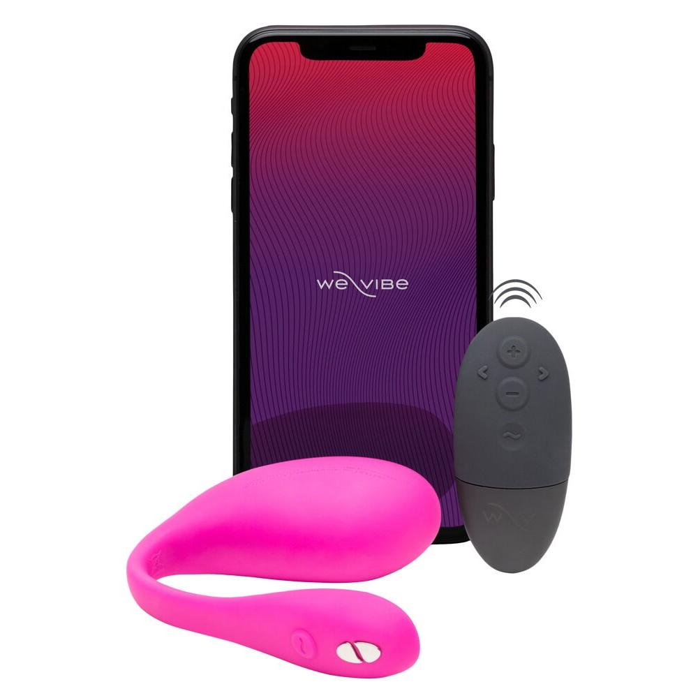 We-Vibe Jive 2 vibrator i knallrosa silikon med grå fjernkontroll og smarttelefon som viser We-Vibe appen.