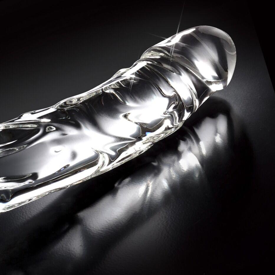 Klar, håndlaget glassdildo med elegant, bølget design og glatt overflate for temperaturlek.