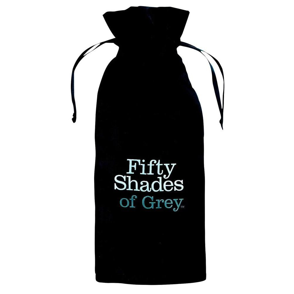 Svart fløyelspose med "Fifty Shades of Grey" logo i hvit og turkis skrift.