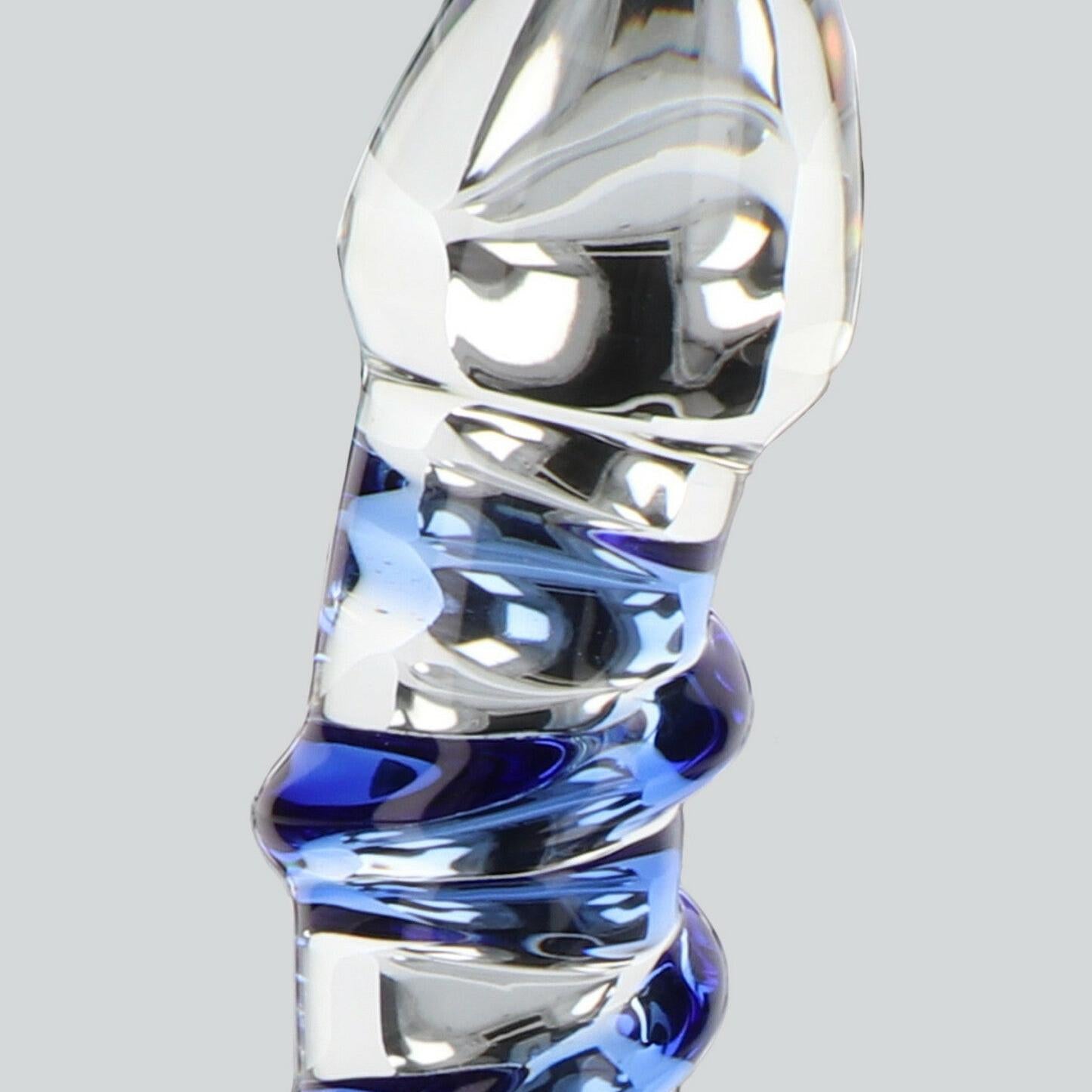 Glass Worxx G-Spot Gemstone, en buet glassdildo med blå swirl-detaljer og en teksturert overflate.