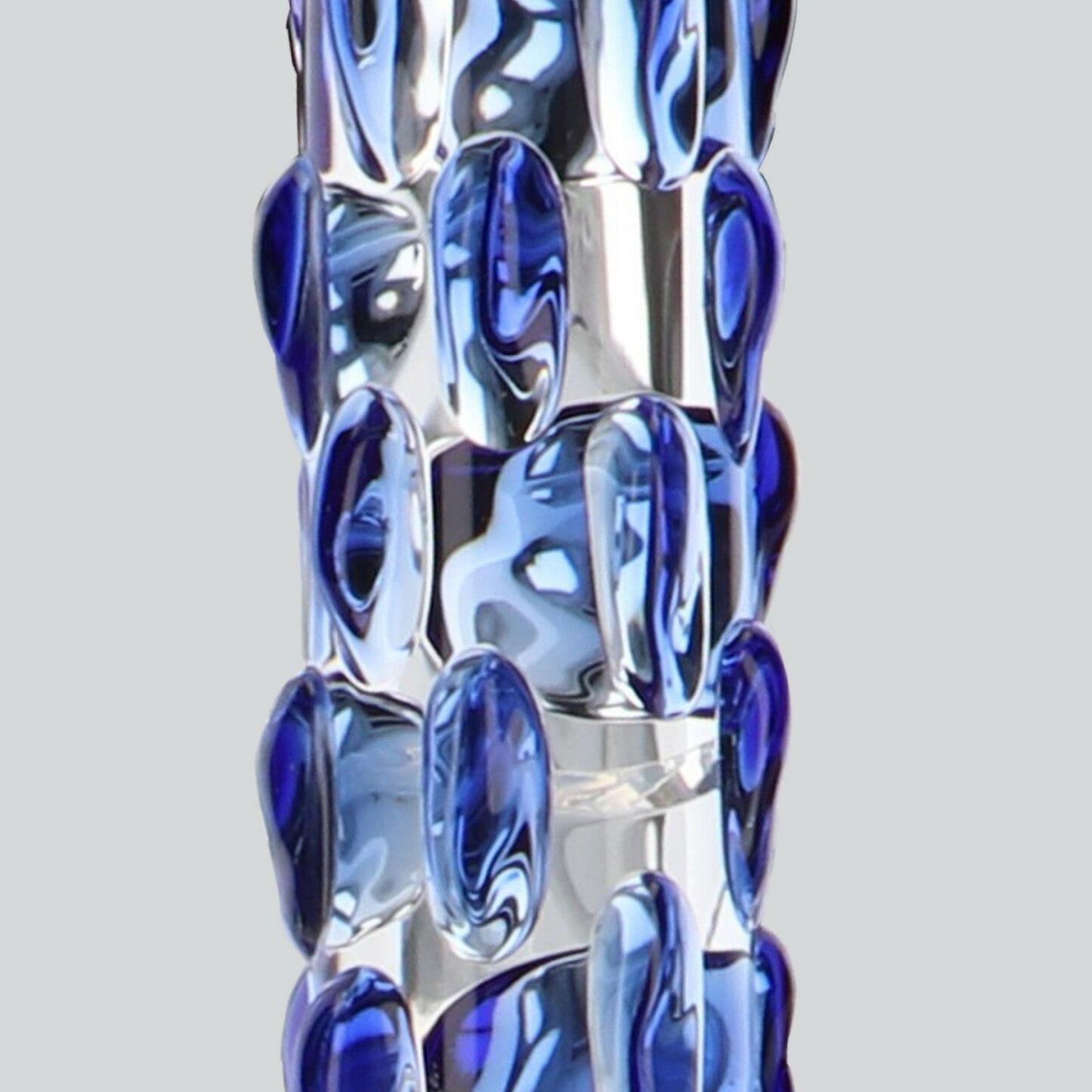 ToyJoy Glass Worxx Diamond Dazzler, en buet glassdildo med blå stimulanseknapper.