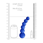 Blå glassdildo med kuler, 18,5 cm lang, 4,3 cm bred, vist med målestokk og referanseobjekter.