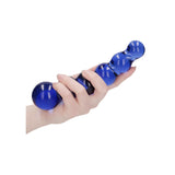 Hånd holder blå, strukturert glassdildo med kuler, perfekt for temperaturlek.