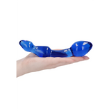 Hånd holder en Superior blå glassdildo med buet form for G-punkt og prostata stimulering.