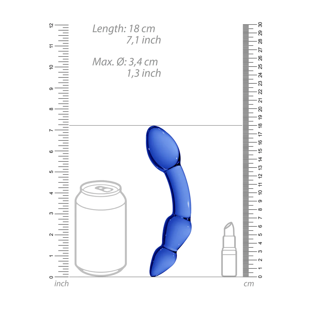 Blå, buet glassdildo med målene 18 cm lengde og 3,4 cm diameter, vist ved siden av en brusboks for størrelsesreferanse.