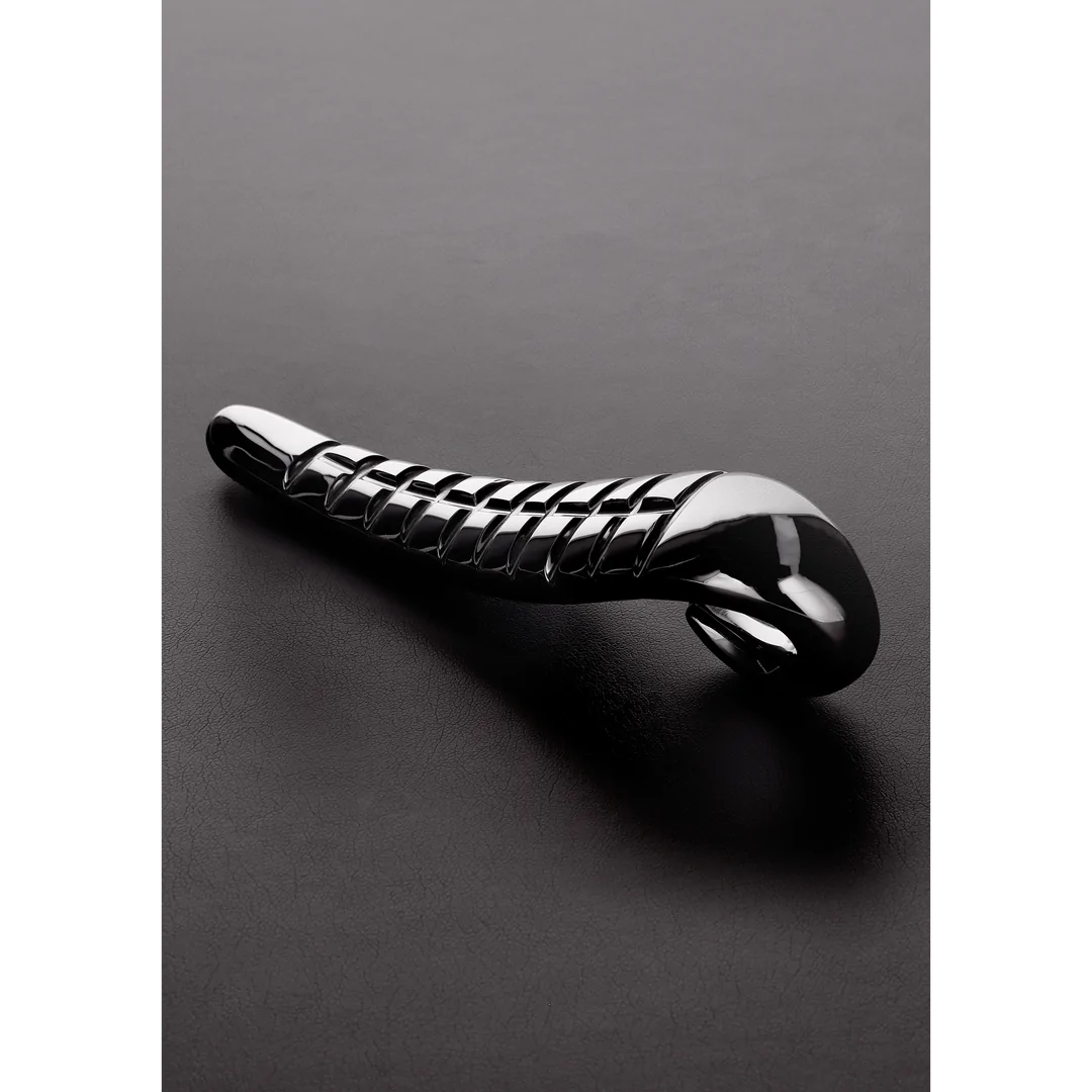 Skinnende Devil Tongue dildo i rustfritt stål med dype riller og buet ende.