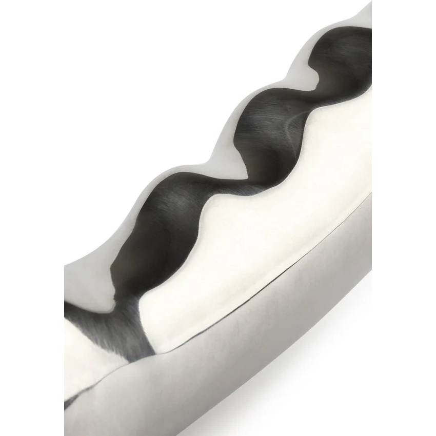 Nærbilde av Elegant Eleven dildo i skinnende rustfritt stål med bølget, ergonomisk design.