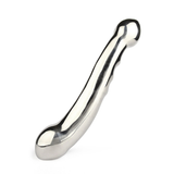 Skinnende sølvfarget Elegant Eleven dildo i rustfritt stål, 28cm, med ergonomisk form.