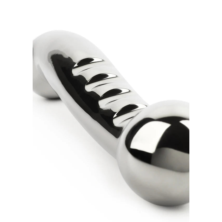 Elegant Eleven 17,5cm polert ståldildo med buet form og taktile riller.