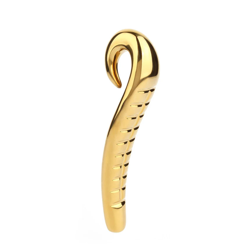 Gullfarget metall-dildo med bølgende form, hevede riller og ergonomisk grep.