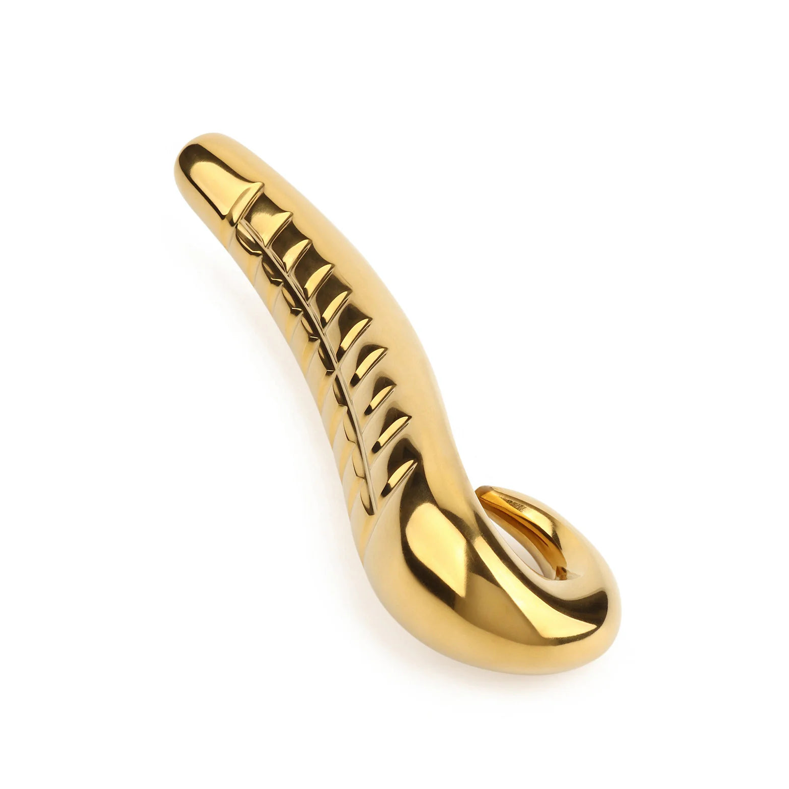 Gullfarget metall-dildo med bølgende form, hevede riller og ergonomisk grep.