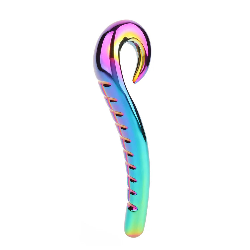 Mr. Steel Devil's Tongue dildo i regnbuefinish, flerfarget metall med buet form og strukturert overflate.