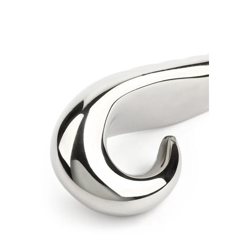 Sølvfarget metall dildo med buet design og glatt, skinnende overflate.