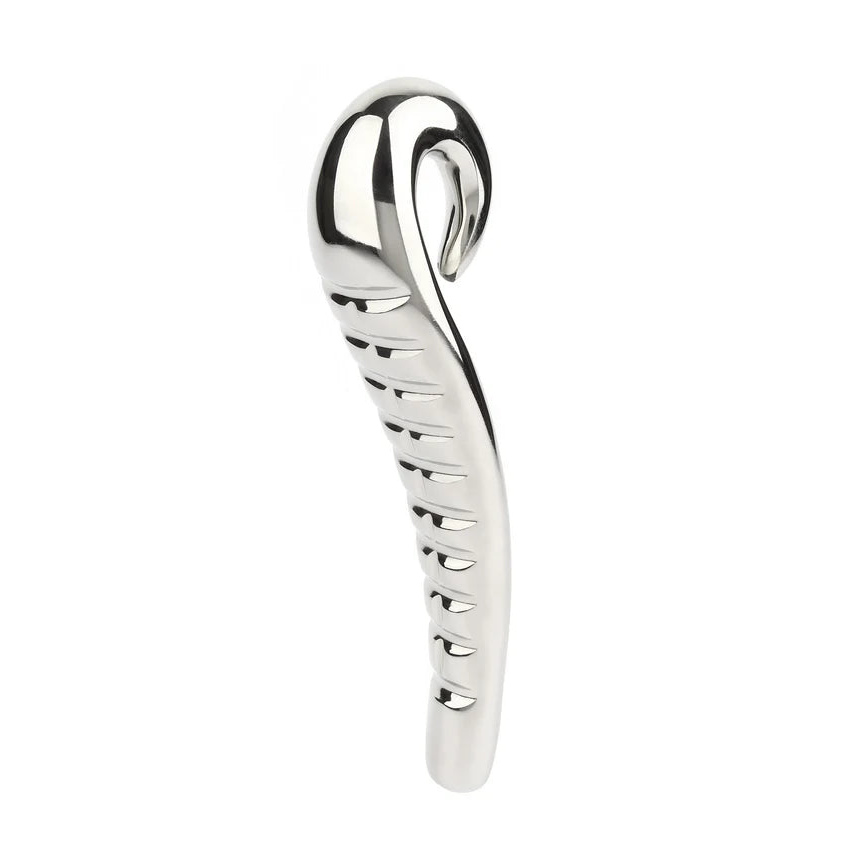 Sølv Devil's Tongue metall dildo med ribbet skaft og ergonomisk grep.
