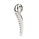 Sølv Devil's Tongue metall dildo med ribbet skaft og ergonomisk grep.