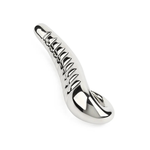 Sølv Devil's Tongue metall dildo med ribbet skaft og ergonomisk grep for G-punkt og prostata stimulering.